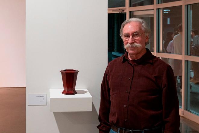 艺术家吉姆在他们的花瓶旁摆姿势